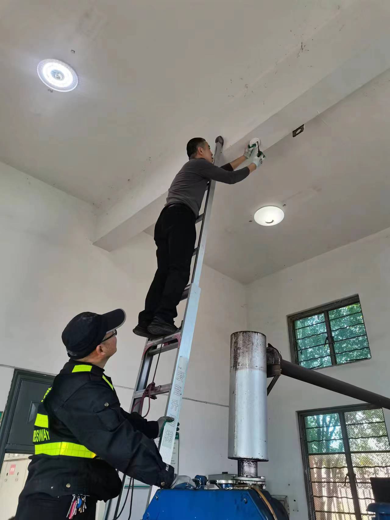 1678315490153790.jpg 工作人員在安裝煙霧報警器.jpg